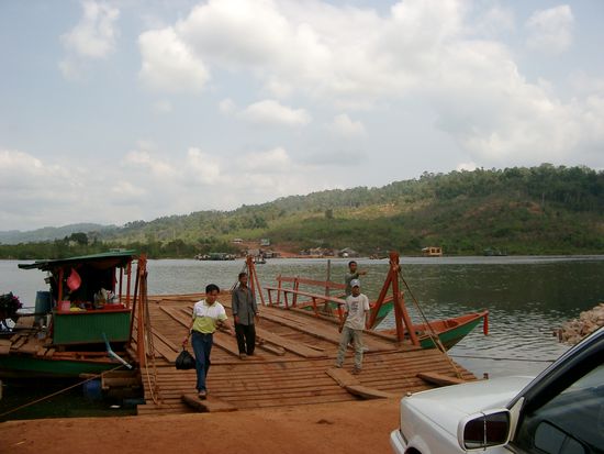 Flussueberquerung in Suedwest-Kambodscha.