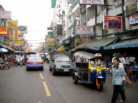 Thanon Khao San, der vermutlich touristischste Ort in Asien.
Verglichen mit anderen Fußgängerzonen weltweit ist dies höchstwahrscheinlich die Strasse mit dem höchsten Anteil an wirklich kaputten Typen.