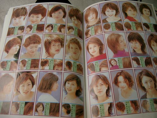 Aus einem Katalog darf ich mir Frauen aussuchen, für daheim in Deutschland. Die Gerüchte stimmen also. Ich habe die in der Mitte gewählt, die mit dem roten Top. Jetzt habe ich schulterlange braune Haare, sieht sehr seltsam aus.