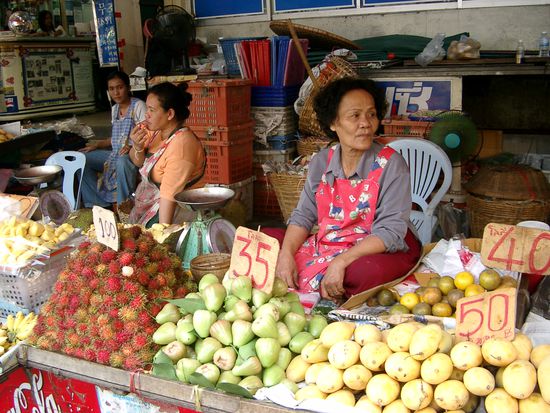 Für die Daheimgebliebenen: Die Früchte links heißen "Nuo", sind arschteuer und schmecken scheiße.
Für alle anderen: war gelogen.
By the way: Abgesehen vom Namen gilt dasselbe auch fürs Bier.