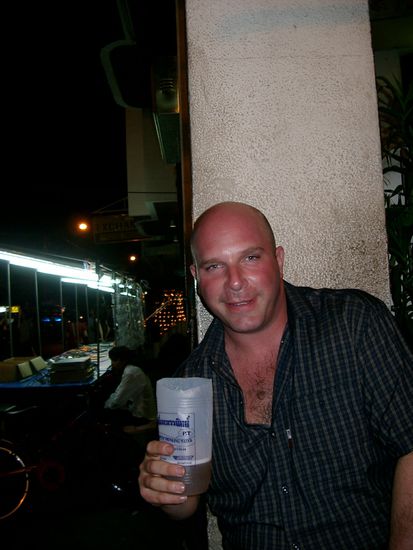 Ein Traveller-Männchen in Angriffspose. Ausgewachsene Exemplare sind in der Lage, innerhalb von Sekundenbruchteilen ihren rechten Arm auszustrecken und dabei "Chuck-Dee" oder "Prost" zu rufen.
Die sehr aggressive Art travellus americanensis NY (hier ein Exemplar mit Namen "Ben") neigt dabei zu interessanten und fesselnden Unterhaltungen.