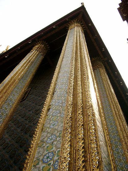 So viel Gold! Die Spanier hätten hier vor 400 Jahren ihre wahre Freude gehabt beim Einschmelzen.
Die ärgern sich vermutlich immer noch zu Tode, dass sich ihnen auf dem Weg nach Asien der amerikanische Kontinent in den Weg gestellt hat ...