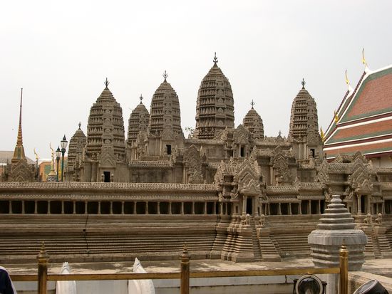 Dies hier ist ein detailgetreues Model von Angkor Wat in Kambodscha.
Angkor war und ist die vermutlich größte Ansammlung von Tempeln weltweit.
So im 12. Jahrhundert ist es die größte Stadt der Welt gewesen.
Und wie der Zufall so will, werde ich dort in einem der nächsten Kapitel mal vorbeischauen, da gibt's das Ganze dann noch mal ohne Zaun im Vordergrund.