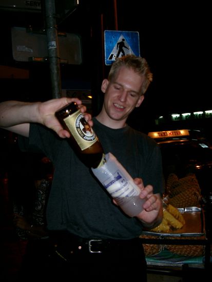 Auch Moses hat die erste Version der Zehn Gebote in Wut zerstört und somit den Zorn Gottes auf sich gezogen.
Und so verstoße ich hier zum ersten und (ganz bestimmt!!!) letzten Mal gegen Gebot Nr.1 und trinke eisgekühltes bayerisches Weißbier mitten in Bangkok - nicht allein, sondern (wie schon vorab erläutert) mit travellus americanensis NY, genannt Ben.