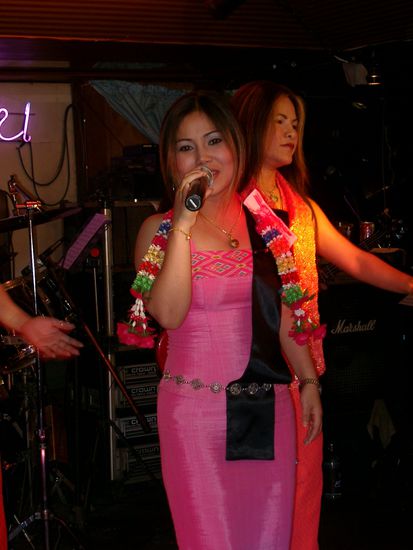 Auch eine der Bands setzt sich aus "Lady Boys" zusammen.
An der linken Schulter des Sängers bzw. der Sängerin hängt ein Geldschein, der von einem Gast speziell für dieses Lied gespendet wurde.