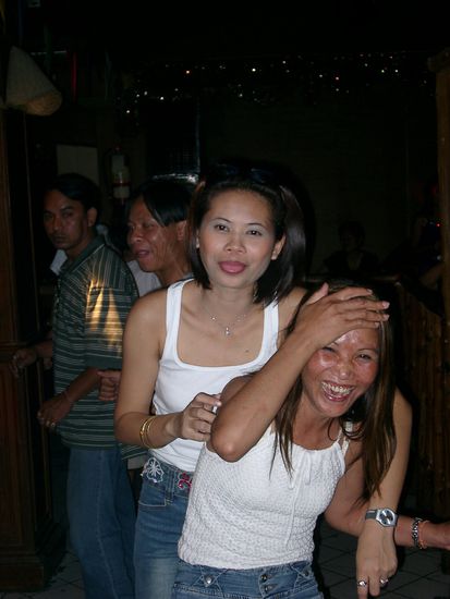 Lachende Thailänderinnen, diesmal echte.
Irgendwas Lustiges muss direkt hinter mir sein ...