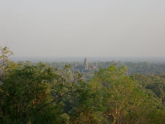 Blick über den Dschungel von Angkor, in der Mitte einer der Haupttempel: Angkor Wat.