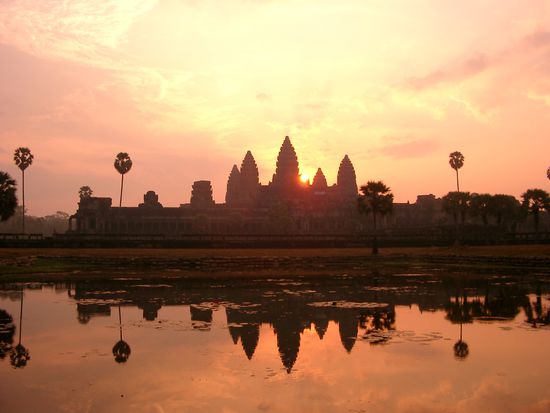 Und sie hat's doch noch geschafft: Sonnenaufgang am Angkor Wat.