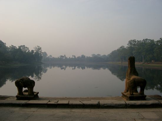 Vorratsbecken bei Angkor Wat im Morgengrauen.