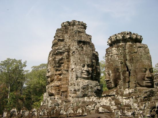 Der Tempel Bayon ist gekrönt von 54 Türmen, jeder mit 4 Gesichtern, die in die verschiedenen Himmelsrichtungen weisen.
