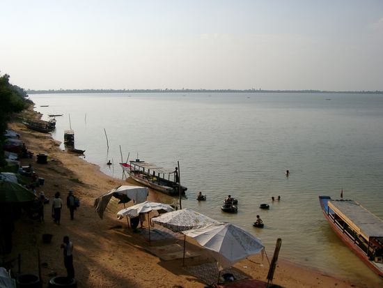 Hier gibt es eigentlich nichts zu sehen, aber das Auffangbecken ist trotzdem beeindruckend. 8 Kilometer lang, 2,3 Kilometer breit und nach tausend Jahren immer noch Wasser drin. Und das Loch wurde von Menschen gegraben.