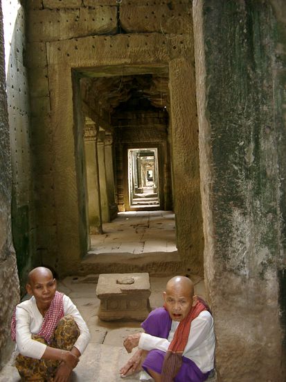 Buddhistische Nonnen in einem der verfallenen Tempel um Angkor.