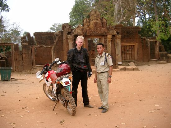 An einem der abgelegeneren Tempel. Schön zu sehen hier die Durchschnittsgröße der Asiaten.
Und ich - ganz brav - in Motorradmontur, bei (an diesem Tag) 37,5 Grad.