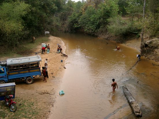 Die Dorfgemeinschaft beim Baden.