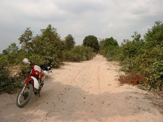 Straße kann man das nicht nennen. Trotzdem sind auch hier überall Menschen unterwegs.