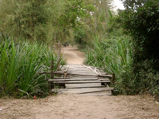 So eine Brücke macht beim Überqueren einen Höllenlärm, wenn alle Planken gleichzeitig knarzen, ächzen und sich biegen.
