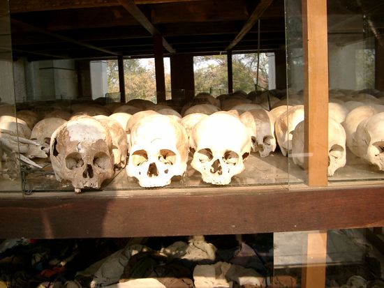 Das Mahnmal beherbergt die 17.000 Schädel der Opfer von Tuol Sleng, geordnet nach Alter und Herkunft. Auch ein paar westliche Journalisten sind darunter.