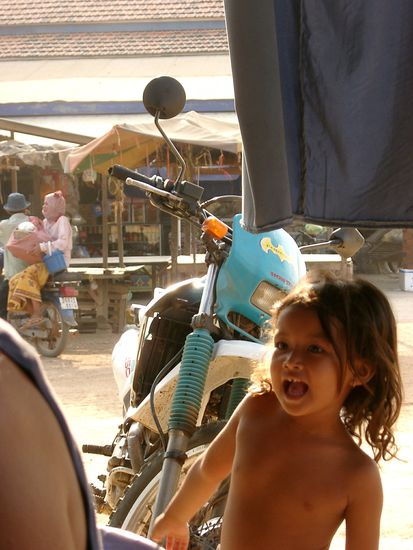 Per Motorrad unterwegs im Umland von Phnom Penh trifft man die nettesten Leute