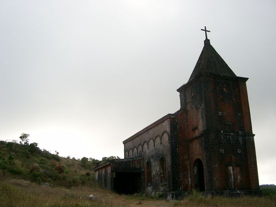 Gruselige, verfallene Kirche in der Geisterstadt, seit 30 Jahren verlassen von den Franzosen, die sie gebaut haben.