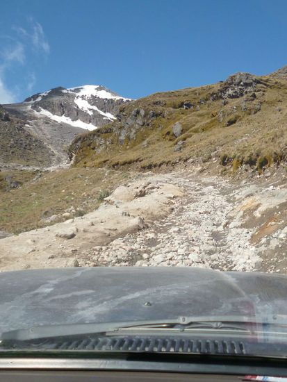 Üble Straße. Das im Hintergrund ist so eine Art kleiner Vorgipfel des Cayambe.