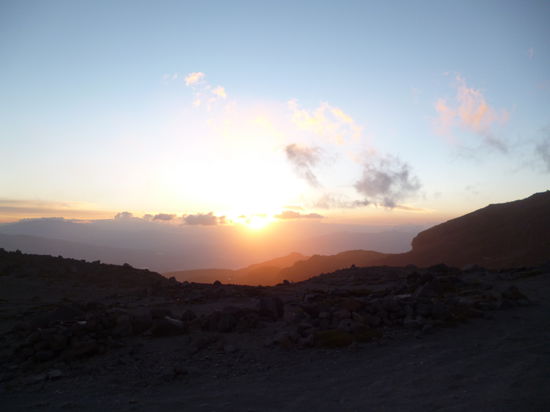 Sonnenuntergang am Refugio. Vorabend.
Spätestens jetzt müsste die Frage aufkommen, wieso es eigentlich keine Fotos von der Besteigung gibt (ja: nicht ein einziges!). Es ging nicht. Es war wahlweise zu dunkel, zu windig, zu kalt oder ich zu fertig. Nächstes Mal.