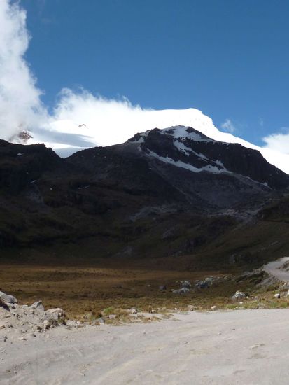 Je näher man ihm kommt, desto kleiner wirkt er. Der Cayambe ist das große Weiße hinter dem dunklen Berg.