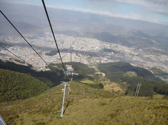 Den Versuch war's Wert, die Belohnung für die (gescheiterte) Besteigung ist verdient: Regenbogen über Quito.