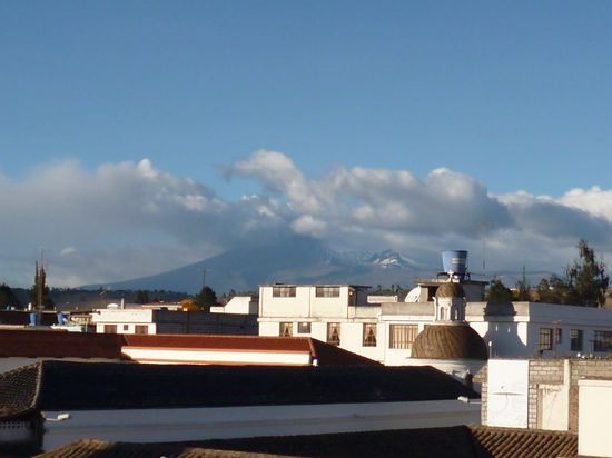 Der Vulkan Cotopaxi war heute zum ersten Mal halbwegs zu erahnen: ein sehr dünnes, aber dafür kilometerlanges Ascheband zieht sich über den Horizont, offenbar direkt nach Westen Richtung Pazifik und glücklicherweise südlich von Quito (soweit wir das hier optisch beurteilen können).