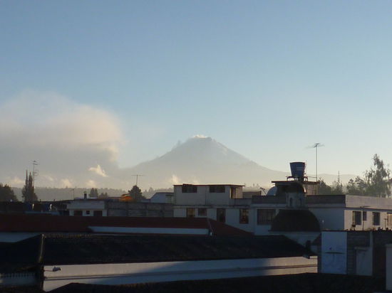 Steht der Cotopaxi kurz vor einem Ausbruch? Ich ahne nichts Gutes...
(Hier erstmal von Latacunga aus gesehen, ca. 40 Kilometer südwestlich des Cotopaxi.)