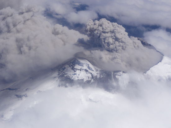Cotopaxi und Aschewolke (Luftaufnahme).