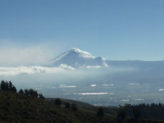 Och, das ist doch harmlos. So ein kleines Wölkchen!
Wobei...: ganz links sieht man, wie das bisschen Vulkanasche 3 Kilometer hoch aufgewirbelt wird und sich schön über's ganze Tal verteilt (nördlich von Latacunga, ungefähr in Richtung des Örtchens Machachi, s.u.).