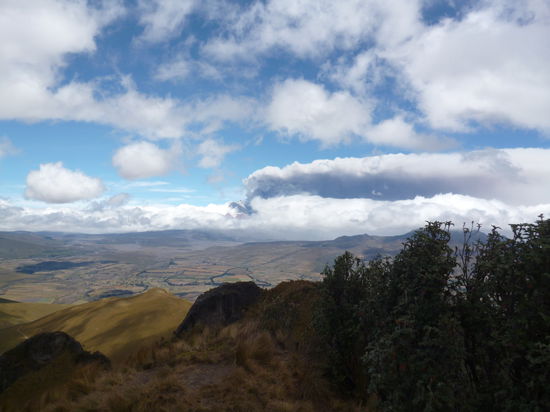 ... eine riesige, nicht enden wollende Wolke von Vulkanasche.
Gesehen vom Pasochoa auf 4.200 Metern. Die Wolke verändert sich minütlich, man kann kleinere Asche-Eruptionen in Echtzeit beobachten.