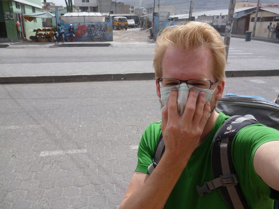 August/September '15: so bin ich rund um den Cotopaxi unterwegs. Egal ob beim Einkaufen oder bei der Besteigungung von Vulkanen: die Maske ist dabei. Und die Vulkanasche auch.