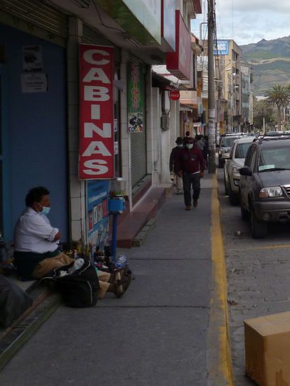 Anwohner mit Maske gegen die Vulkanasche.