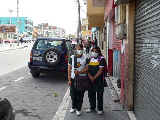 Schülerinnen mit Maske. Immerhin geht das Leben hier wohl seinen Gang.