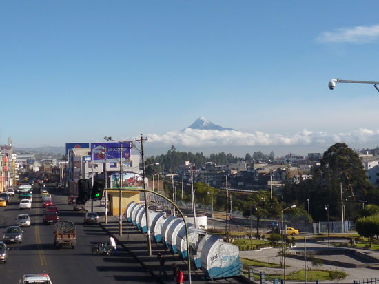 Der Illiniza ist ein "ehemaliger" Vulkan, den es schon lange vor unserer Zeit gewaltig zerissen hat: statt eines normalen Kraterrandes ist dabei nicht viel übrig geblieben - außer zweier Gipfel.
Im Foto sieht man den südlichen (höheren) Gipfel, der den nördlichen Gipfel (Illiniza Norte) unwesentlich überragt: 5.263 Meter stechen durch die Wolken nördlich von Latacunga.