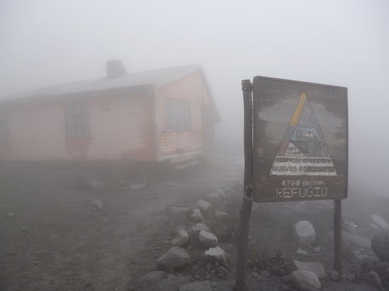 Noch "sehr gute" Sicht auf 4.700 Metern. Wir suchen Zuflucht im eisigen Refugio Nuevos Horizontes.