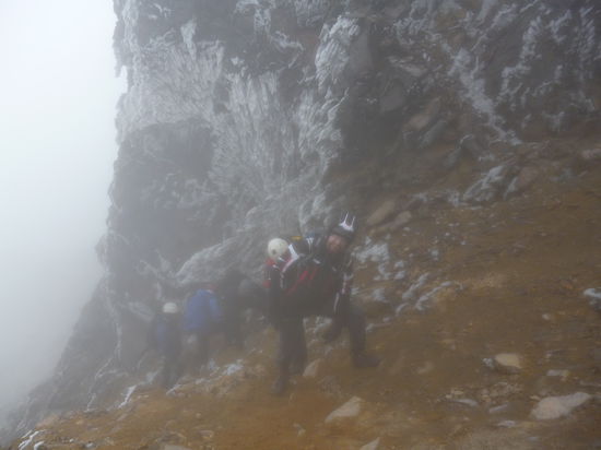 Im Hintergrund sieht man Eisskulpturen, die offenbar dadurch zustande kommen, dass die unglaublich feuchte Luft am Felsen auskondensiert. Es entstehen sehr seltsame, beinahe horizontale Eiszapfen.
Leider waren mangels guter Sicht keine besseren Bilder möglich. Immerhin gibt es Bilder: ein Zeichen dafür, dass noch Energie übrig war - anders als 2 Tage später am Cayambe.