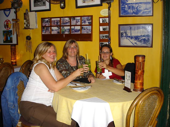 zum ... Geburtstag stossen wir Maedels mit einem Hoi An Mojito an, keine Ahnung welcher Schnaps da drin war, aber lecker