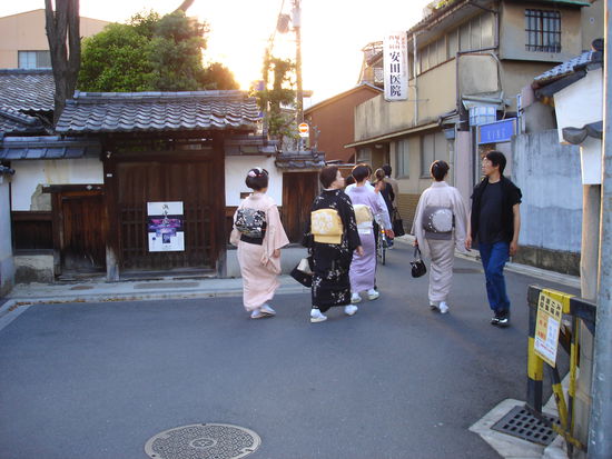 auch von hinten sehen die Kimonos super schoen aus...