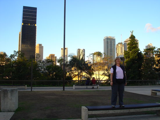 ...die Faulenzerin und die Skyline von Brisbane