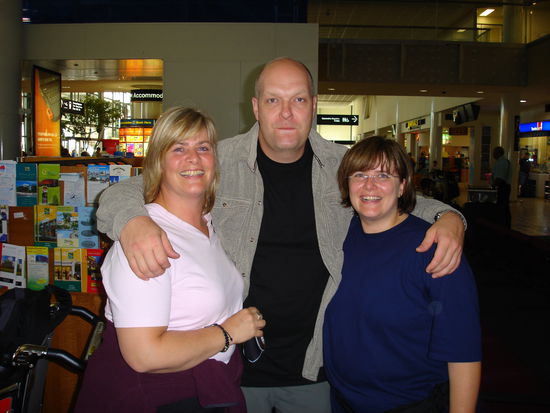 ...die beiden rechts neben mir, sehen doch auch nach 24 Stunden im Flieger ganz fit aus, oder...