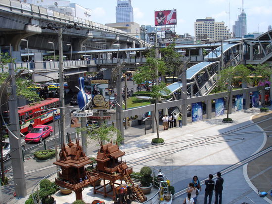 vor dem Shoppingcenter