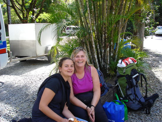 Elise wartet mit mir auf den Bus