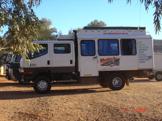 mit diesem Gefaehrt geht es durchs Outback
