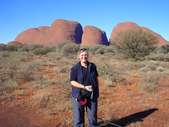 im Hintergrund Kata Tjuta (Olgas)