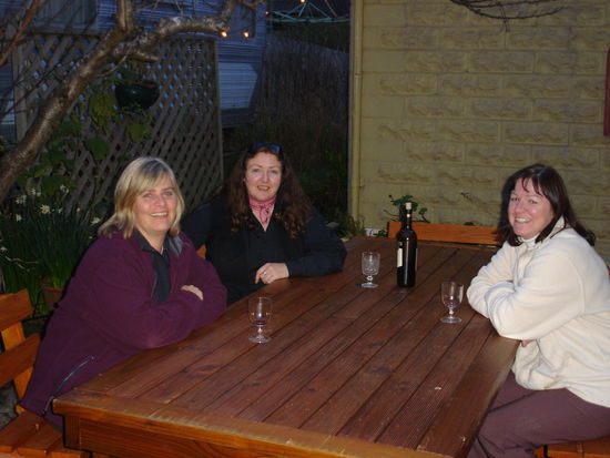 Einweihung der neuen Gartenmoebel...mit Angelas Schwester -re-