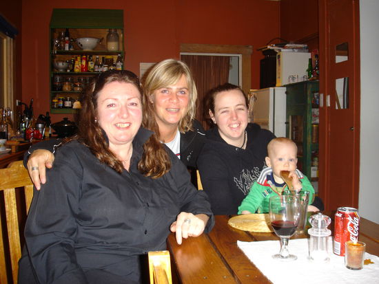 kleine Teeparty...
li Angela, mi ..., re Elizabeth und der Kurze gehoert zu den anderen Gaesten der Teeparty...