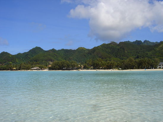 Blick zum Muri Beach--ganz li unser Hostel