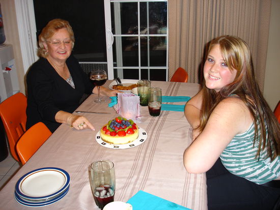 Elsgert mit ihrer Geburtstagstorte...